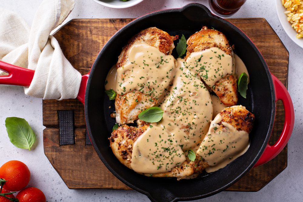 Cooked,Chicken,Breast,Seared,In,A,Cast,Iron,Skillet,With