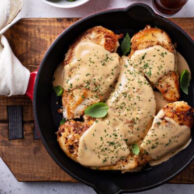 Cooked,Chicken,Breast,Seared,In,A,Cast,Iron,Skillet,With